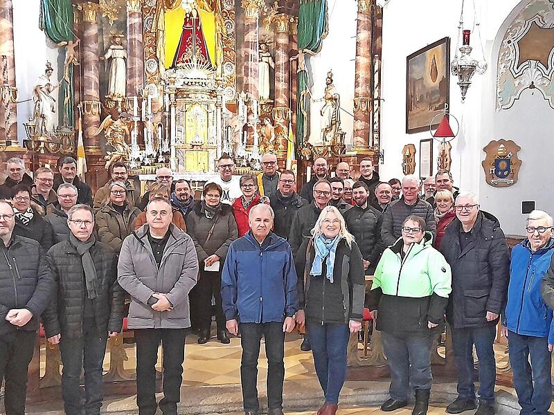40 Wallfahrtsführerinnen und Wallfahrtsführer trafen sich in Marienweiher zur Besprechung der diesjährigen Saison. Mit im Bild in der Mitte Wallfahrtsseelsorger Pater Benedykt. 40 Wallfahrtsführerinnen und Wallfahrtsführer trafen sich in Marienweiher zur Besprechung der diesjährigen Saison. Mit im Bild in der Mitte Wallfahrtsseelsorger Pater Benedykt.
