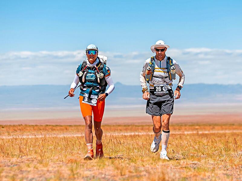 Im Sandsturm zum Team geworden: die Bamberger Ultraläuferin Silke Leikheim und der Belgier Kurt Dhont. canalaventure/sporty-shots Im Sandsturm zum Team geworden: die Bamberger Ultraläuferin Silke Leikheim und der Belgier Kurt Dhont. canalaventure/sporty-shots