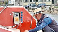 Unzählige Stunden verbringt Hubert Zipfel bis heute mit der Sanierung der Kirchenmauer. Beschädigte Steine nimmt er heraus und schneidet sie mit der Fräsmaschine zum Einsetzen neu zu. Karl-Heinz Hofmann Unzählige Stunden verbringt Hubert Zipfel bis heute mit der Sanierung der Kirchenmauer. Beschädigte Steine nimmt er heraus und schneidet sie mit der Fräsmaschine zum Einsetzen neu zu. Karl-Heinz Hofmann