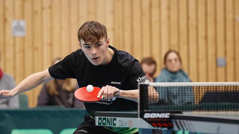 Konrad Haase feierte vergangenes Jahr beim Drittligisten SB Versbach sein Debüt und scheiterte kürzlich bei der U19-Tischtennis-Meisterschaft im Viertelfinale. Konrad Haase feierte vergangenes Jahr beim Drittligisten SB Versbach sein Debüt und scheiterte kürzlich bei der U19-Tischtennis-Meisterschaft im Viertelfinale.