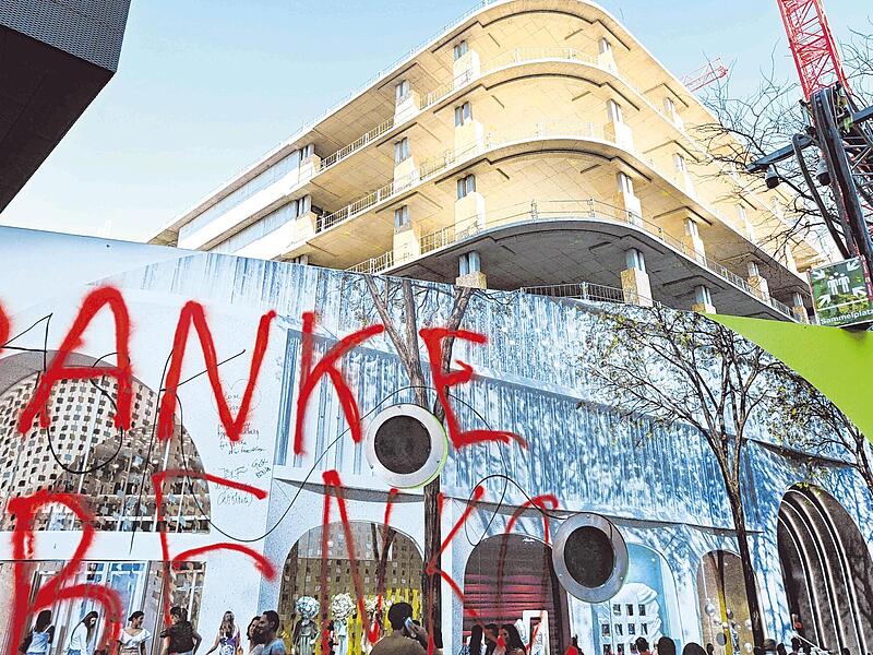 Es sollte eine Art Wiener „KaDEWe“ werden: Jetzt ist es eine Bauruine. „Danke Benko“ ist an einen Sichtschutz an der Baustelle des Lamarr-Kaufhauses gesprüht.
