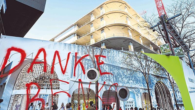 Es sollte eine Art Wiener „KaDEWe“ werden: Jetzt ist es eine Bauruine. „Danke Benko“ ist an einen Sichtschutz an der Baustelle des Lamarr-Kaufhauses gesprüht.