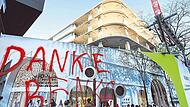 Es sollte eine Art Wiener „KaDEWe“ werden: Jetzt ist es eine Bauruine. „Danke Benko“ ist an einen Sichtschutz an der Baustelle des Lamarr-Kaufhauses gesprüht.