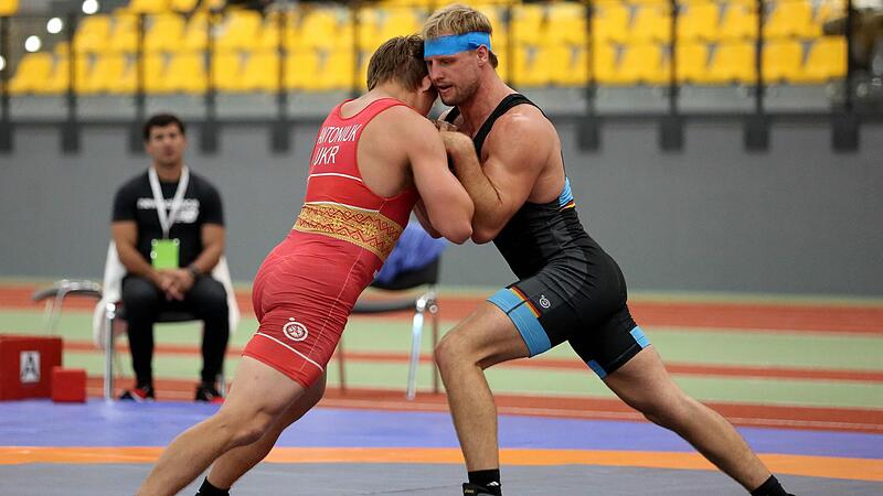 Hannes Wagner (rechts) belegte in der 87-Kilo-Klasse Platz 3, indem er den Ukrainer Andri Antoniuk mit 5:1 besiegte.
