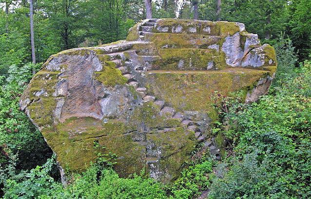 Die Ruine Rotenhan bezeichnete Kreisheimatpflegerin Christiane Tangermann als einmaliges Denkmal, weil es aus Stein gehauen ist.