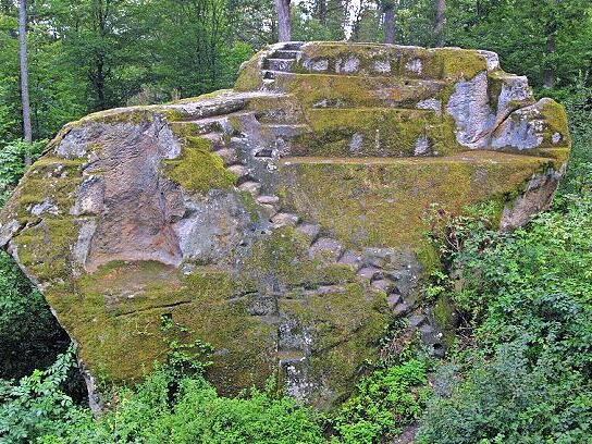 Die Ruine Rotenhan bezeichnete Kreisheimatpflegerin Christiane Tangermann als einmaliges Denkmal, weil es aus Stein gehauen ist.