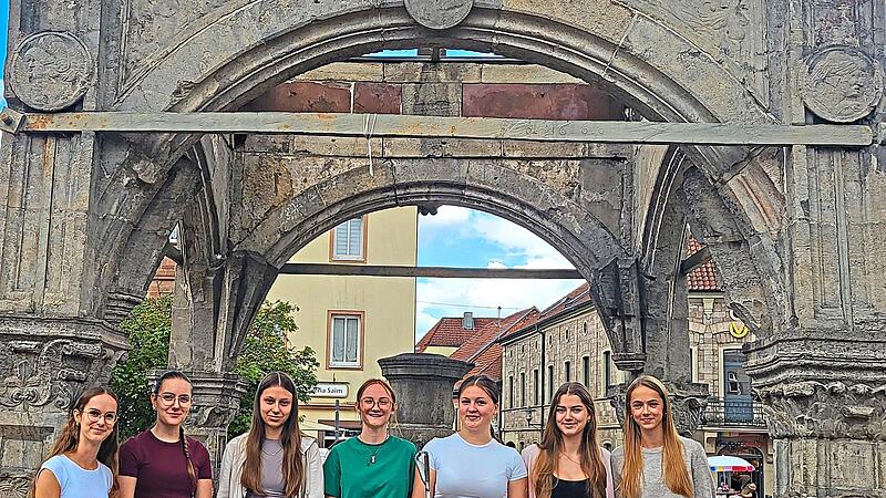 Schülerinnen der Klasse 10a bei der Müllsammelaktion (von links): Leonie Lummel, Louisa Lösch, Eva Oswald, Sophie Kirchner, Mila Gerlach, Julia Markard und Hannah Kaiser.Maike Meixensberger Schülerinnen der Klasse 10a bei der Müllsammelaktion (von links): Leonie Lummel, Louisa Lösch, Eva Oswald, Sophie Kirchner, Mila Gerlach, Julia Markard und Hannah Kaiser.Maike Meixensberger