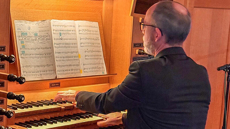 Danke für die Musik: Michael Schütz eröffnete mit Abba an der Orgel den Konzertabend und das Kulturfestival in Herzogenaurach.