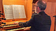 Danke für die Musik: Michael Schütz eröffnete mit Abba an der Orgel den Konzertabend und das Kulturfestival in Herzogenaurach.