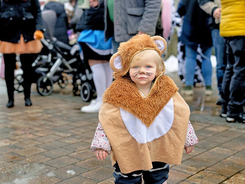 Trotz Schneefall herrschte beim Kinderfaschingsumzug in Ro&szlig;dorf eine super Stimmung.
