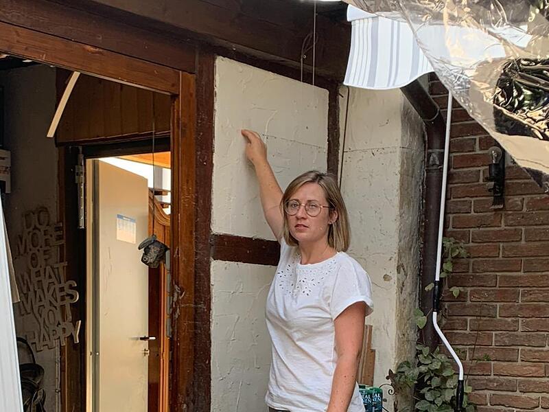 Die Verfärbung an der Hausmauer zeigt noch immer, wie hoch das Wasser während der Flutkatastrophe war. Die Verfärbung an der Hausmauer zeigt noch immer, wie hoch das Wasser während der Flutkatastrophe war.