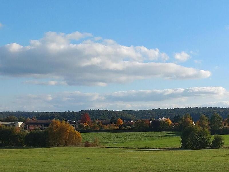Zwischen dem Seniorenzentrum in der Weipelsdorfer Stra&szlig;e (links) und der Kreisstra&szlig;e nach T&uuml;tschengereuth wird das Gewerbegebiet Nord entstehen Richard Reiser