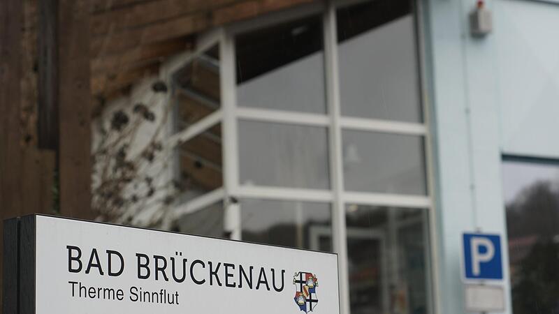 Stadt und Stadtwerke reagieren unterschiedlich auf den Vorsto&szlig; des B&uuml;rgervereins Bad Br&uuml;ckenau, eine abgespeckte Variante der Sinnflut (als Hallenbad) tiefgehender zu planen.