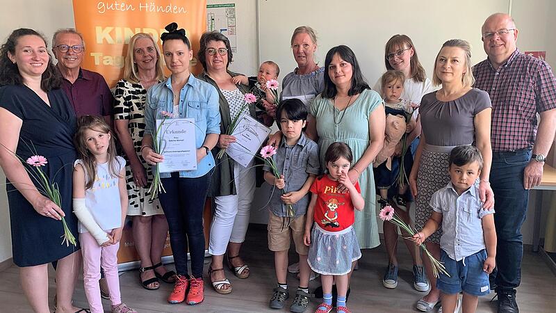 Jugendamtsleiter Manfred Kutz (rechts), Ann-Kathrin Spiegel (v. l.), pädagogische Fachkraft MGH, stellvertretender Landrat Emil Müller und Iris Hönig, Geschäftsleitung MGH, freuen sich mit den Teilnehmerinnen des Qualifizierungskurses für Kindert... Jugendamtsleiter Manfred Kutz (rechts), Ann-Kathrin Spiegel (v. l.), pädagogische Fachkraft MGH, stellvertretender Landrat Emil Müller und Iris Hönig, Geschäftsleitung MGH, freuen sich mit den Teilnehmerinnen des Qualifizierungskurses für Kindert...