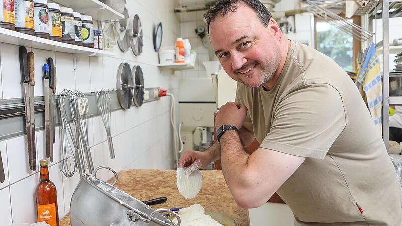 Friedrich Schmittinger, Chef eines Handwerksbetriebs, hält seinen gepieksten linken Oberarm in die Kamera. Er findet die Schutzimpfung wichtig. Friedrich Schmittinger, Chef eines Handwerksbetriebs, hält seinen gepieksten linken Oberarm in die Kamera. Er findet die Schutzimpfung wichtig.