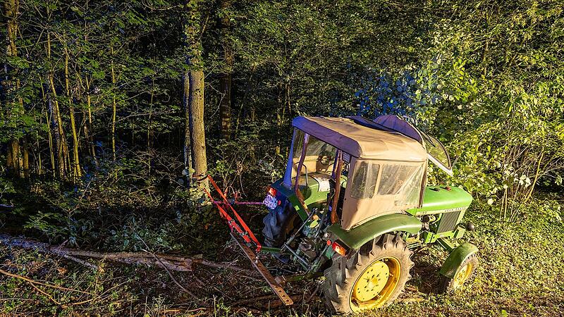 Schockierender Fund im Kreis Bamberg: Mann unter Traktor im Wald entdeckt Schockierender Fund im Kreis Bamberg: Mann unter Traktor im Wald entdeckt