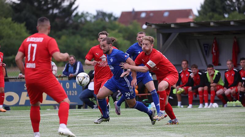 Schwer zu greifen war für Dennis Ludwig (re.) und den SV Buckenhofen Aschaffenburgs Lucas Sitter.Forchheim & Fränkische Schweiz Schwer zu greifen war für Dennis Ludwig (re.) und den SV Buckenhofen Aschaffenburgs Lucas Sitter.Forchheim & Fränkische Schweiz