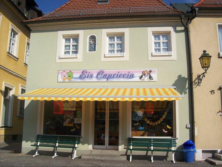 Auf dem Marktplatz in Schl&uuml;sselfeld ist die Eisdiele wieder ge&ouml;ffnet.