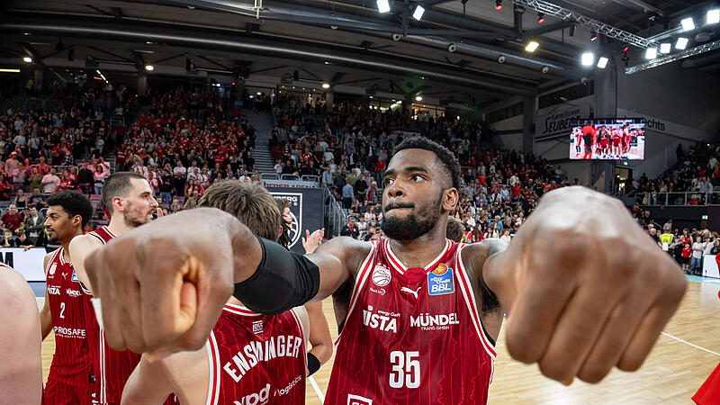 Die 20 Saisonsiege sind voll: Center EJ Onu war bester Laune nach der Partie.