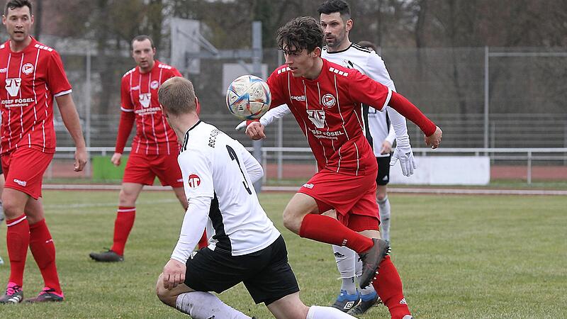 Der SV Memmelsdorf um Jakob Fr&ouml;hling (2.v.r.) hat einen wichtigen 4:2-Sieg im Abstiegskampf der Landesliga Nordost gegen den BSC Saas Bayreuth gefeiert.