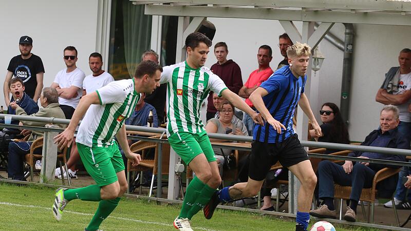 Niederndorfs Winterneuzugang Mike Wei&szlig; (re.) kam vom TSV Neunkirchen. Im Abstiegskampf traf er auf seine alten Kollegen Avian Kain (Mi.) und Tobias Pr&ouml;ll.Forchheim & Fr&auml;nkische Schweiz