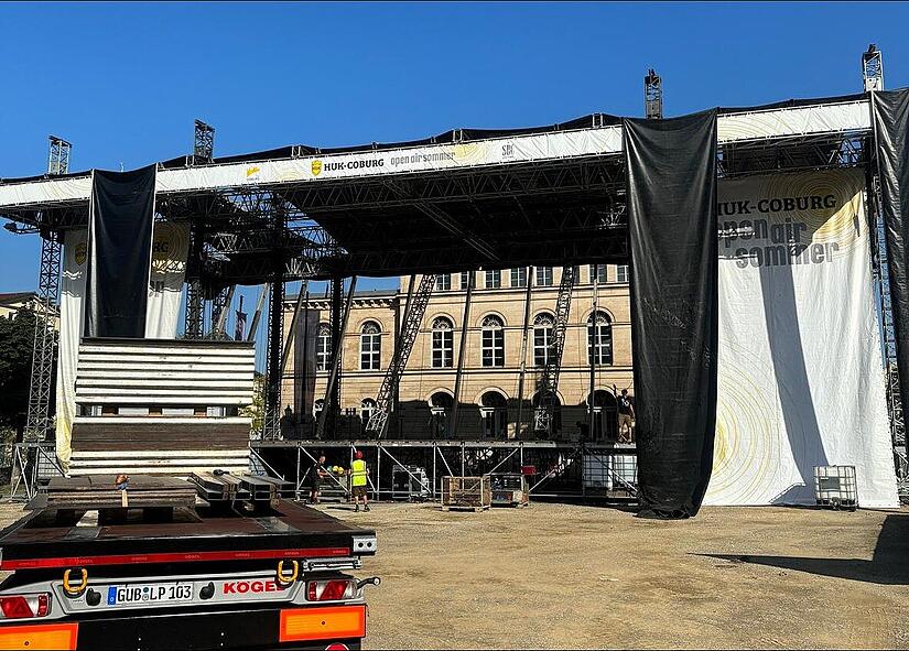 HUK-Coburg-Open-Air-Sommer 2024: Aufbau der Bühne auf dem Schlossplatz