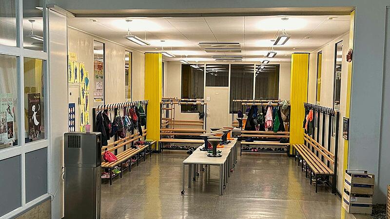 Ein Blick in die Scherenberg-Schule in Dettelbach, die sanierungsbed&uuml;rftig und alles andere als barrierefrei ist.