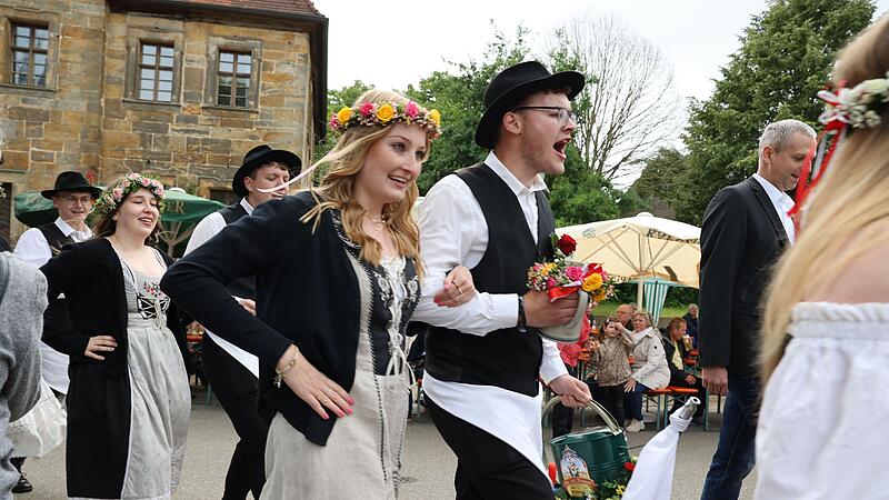 Die Kerwaburschen und Kerwamaadla halten die sch&ouml;ne Tradition aufrecht. Nicht nur auf der Linde wird getanzt, sondern auch vor der Linde, damit alle die sch&ouml;nen T&auml;nze sehen k&ouml;nnen. In diesem Jahr konnten elf Paare gewonnen werden &ndash; und die Lindenkinder.