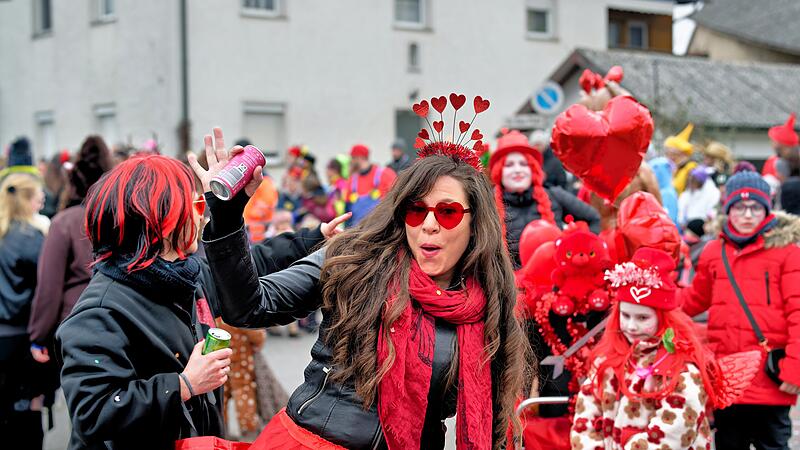 Love is in the Air: Heitere Stimmung beim Faschingsumzug in Oberhaid.