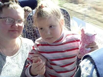 Die Fl&uuml;chtlinge sind gl&uuml;cklich, endlich im Bus zu seinEndlich um Bus. Die Gefl&uuml;chteten sind gl&uuml;cklich, Richtung Deutschland unterwegs zu sein.