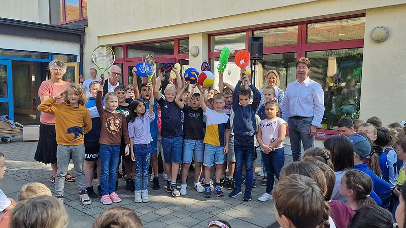 &Uuml;ber Spielger&auml;te von der AOK Direktion W&uuml;rzburg freute sich die Kinder der Grundschule Marktbreit.