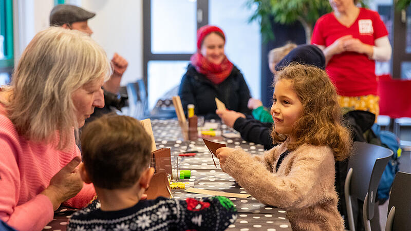 Strahlende Kinderaugen: Die Himmelswerkstatt des Fränkischen Tags in Forchheim lockte viele Familien und Kinder.Strahlende Kinderaugen: Die Himmelswerkstatt des Fränkischen Tags in Forchheim lockte viele Familien und Kinder. Strahlende Kinderaugen: Die Himmelswerkstatt des Fränkischen Tags in Forchheim lockte viele Familien und Kinder.