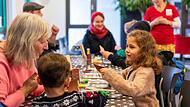 Strahlende Kinderaugen: Die Himmelswerkstatt des Fränkischen Tags in Forchheim lockte viele Familien und Kinder.