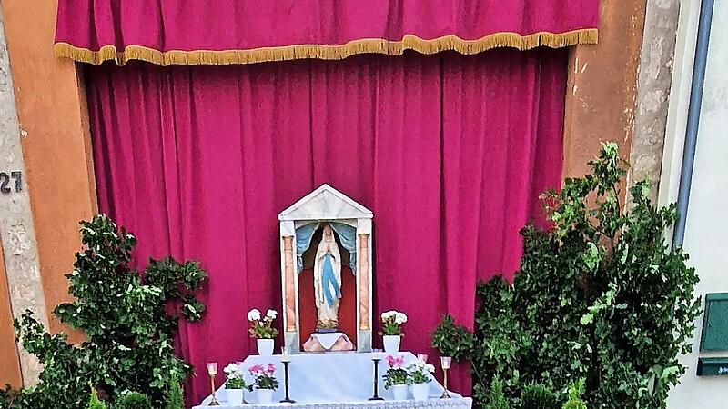 Der geschmückte Altar. Der geschmückte Altar.