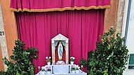 Der geschmückte Altar. Der geschmückte Altar.