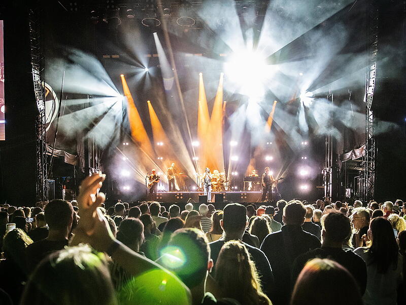 Konzertabend mit G&auml;nsehautmomenten auf dem Turnierplatz: Die Vorband Blair Davie heizte dem Publikum zun&auml;chst ordentlich ein, bevor Amy MacDonald die B&uuml;hne betrat. Mit ihrer unverwechselbaren Stimme und Hits wie &bdquo;This Is the Life&ldquo; begeisterte die schottische S&auml;ngerin die zahlreichen Fans beim Open Air in Bad Kissingen.
