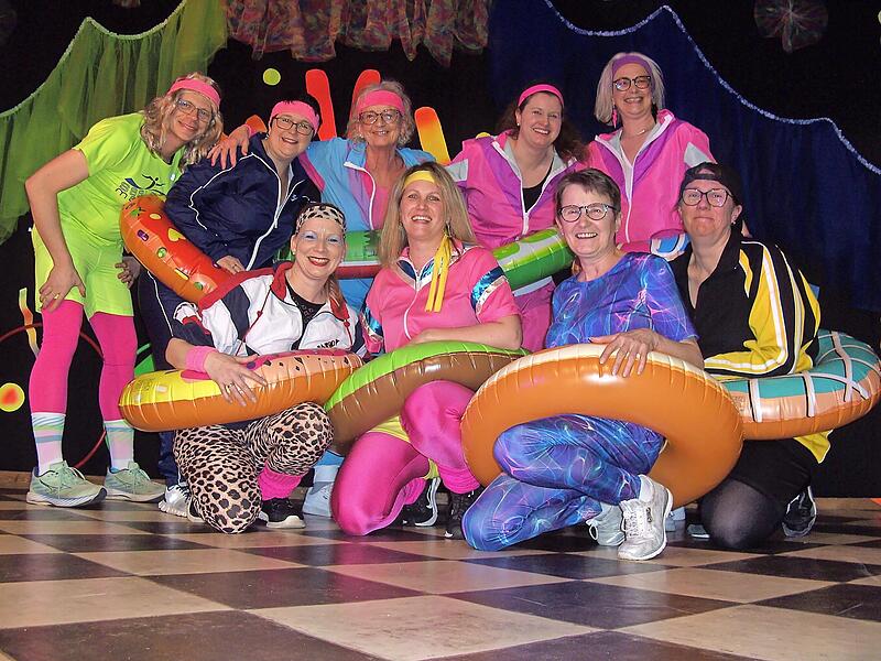 Die &bdquo;B-Z aus W &ndash; Formation&ldquo; mit ihren Hula-Hoop-Reifen.