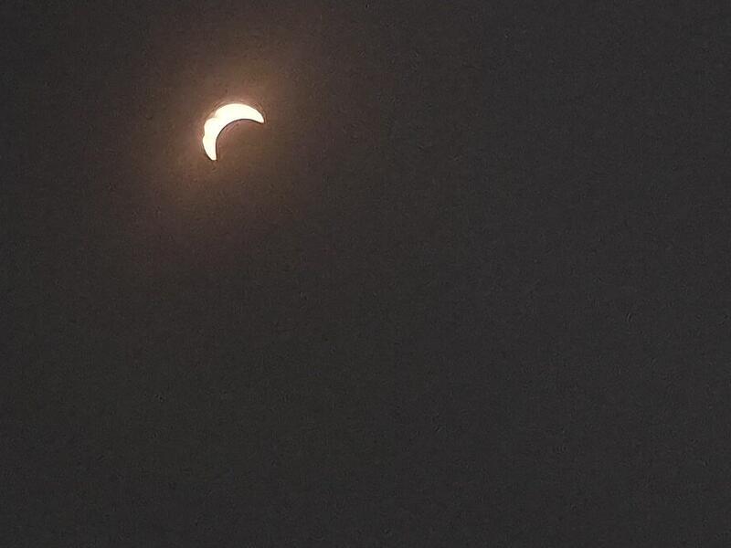 An der Grillh&uuml;tte Edelruh in Bad Br&uuml;ckenau haben am 12. August 2026 Interessierte die Sonnenfinsternis beobachtet.