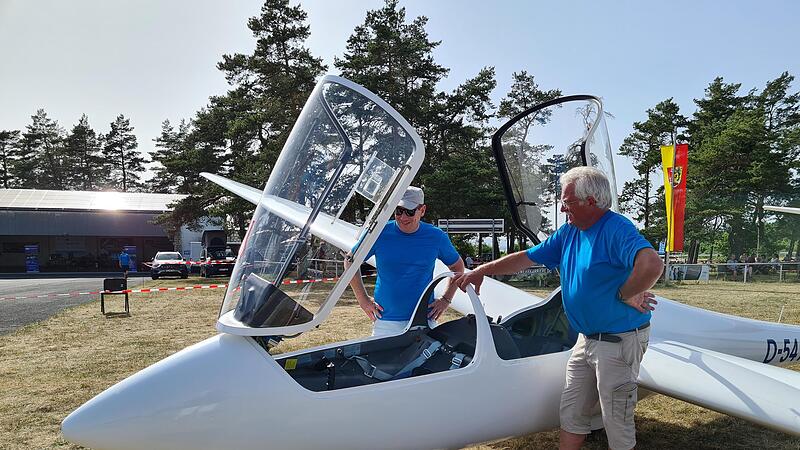 Sven Bruder (links), kommissarischer Gesch&auml;ftsf&uuml;hrer der Fliegerschule,  betrachtet den Segler von J&uuml;rgen Miebs.Forchheim & Fr&auml;nkische Schweiz
