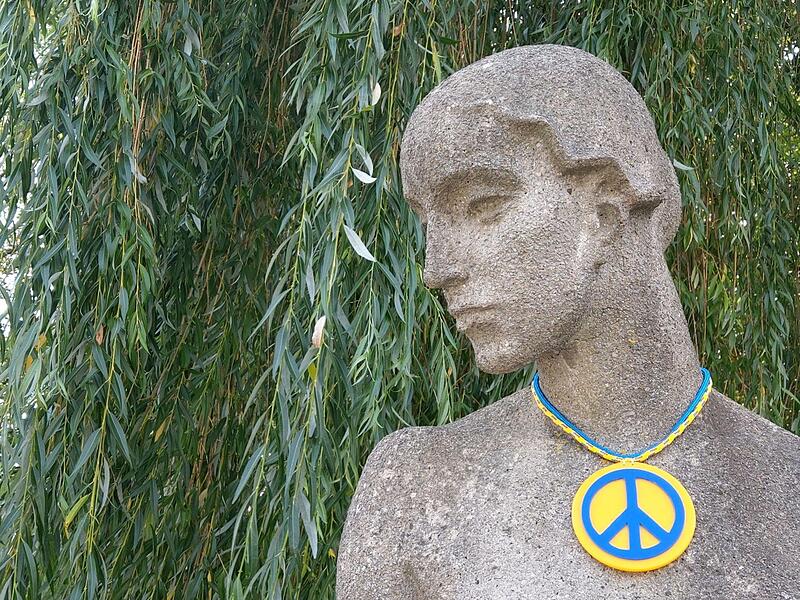 Es geht auch einfach: Der Steinfigur an der Mohrenbr&uuml;cke wurde eine Kette mit dem Friedenssymbol umgeh&auml;ngt.