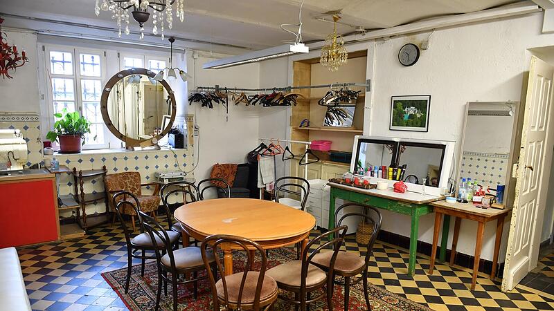 Im Hinterbühnenzimmer schminken sich die Schauspieler.