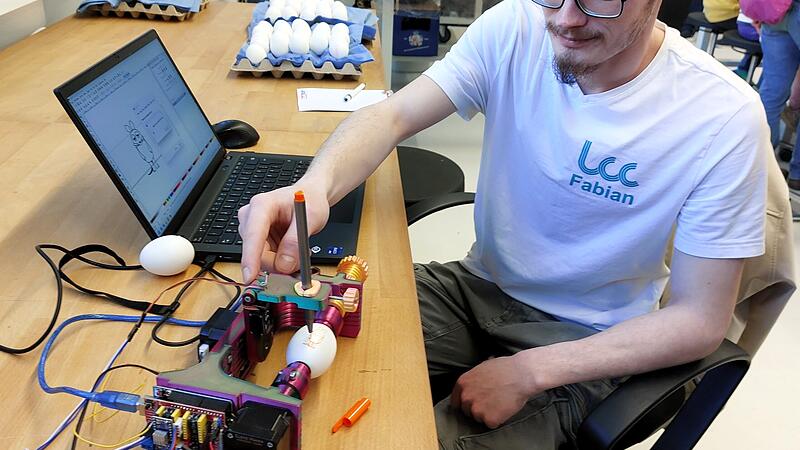 Der Egg-Bot bemalt ein Osterei.