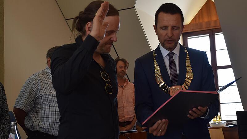 Vereidigung von Stadtrat Sebastian Alsdorf (JB) durch B&uuml;rgermeister Andreas H&uuml;gerich (r.)