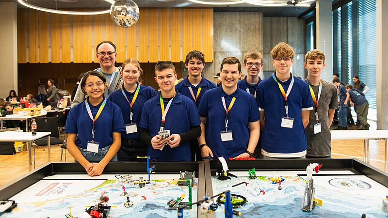 Das Team &bdquo;robo.dg&ldquo; des Dientzenhofer-Gymnasiums Bamberg bei der &bdquo;First Lego League Challenge&ldquo;.