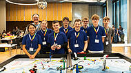 Das Team &bdquo;robo.dg&ldquo; des Dientzenhofer-Gymnasiums Bamberg bei der &bdquo;First Lego League Challenge&ldquo;.