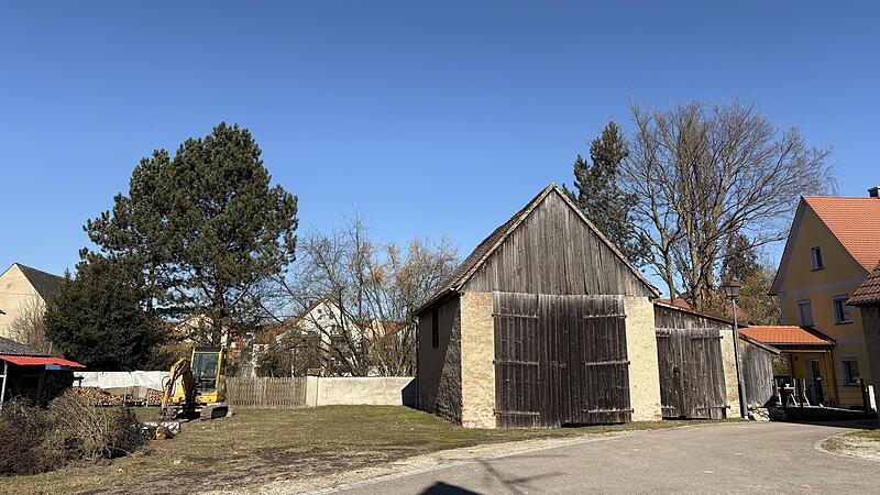 Schr&auml;g gegen&uuml;ber der Avia-Tankstelle entsteht die Hausarztpraxis von Dr. Kosteletzky.