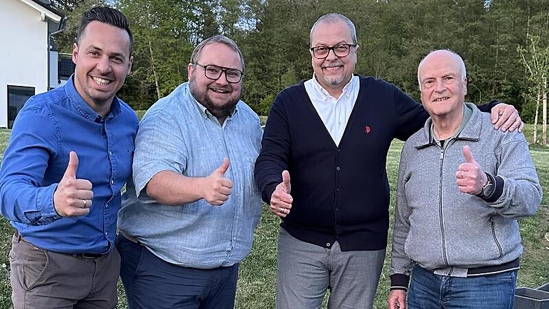 Die Christsozialen nominieren den 40-jährigen Daniel Kleinheinz (von links) als Bürgermeisterkandidat für Wildflecken. Im Wahlkampf wollen die Vorsitzenden des Ortsverbandes Herbert Nowak, Peter Nietsch und Walter Gutmann (Altbürgermeister) den zw... Die Christsozialen nominieren den 40-jährigen Daniel Kleinheinz (von links) als Bürgermeisterkandidat für Wildflecken. Im Wahlkampf wollen die Vorsitzenden des Ortsverbandes Herbert Nowak, Peter Nietsch und Walter Gutmann (Altbürgermeister) den zw...