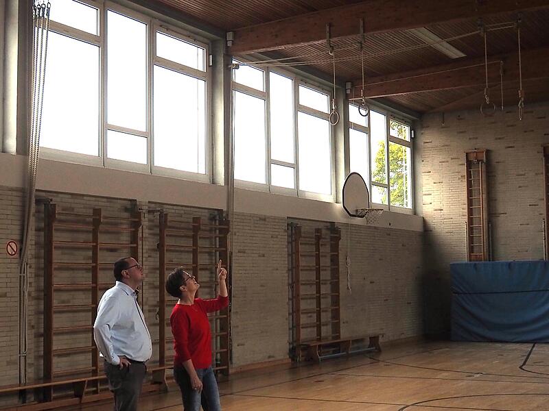 Rektorin Heike Hammon zeigt Bauamtsleiter Stefan Endres die von der Feuchtigkeit aufgequollenen Stellen in der Dachkonstruktion.