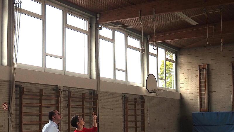 Rektorin Heike Hammon zeigt Bauamtsleiter Stefan Endres die von der Feuchtigkeit aufgequollenen Stellen in der Dachkonstruktion.