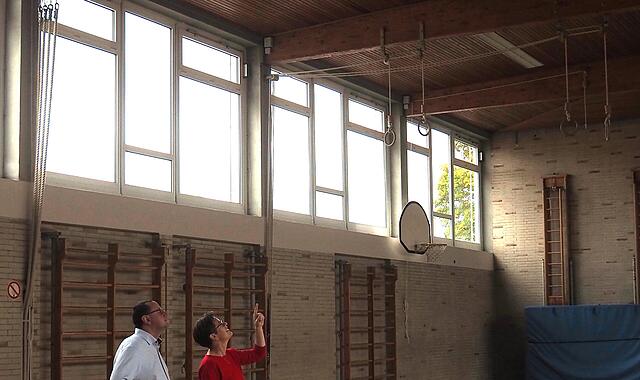 Turnhalle Julius-von-Soden-Grundschule Sassanfahrt Rektorin Heike Hammon zeigt Bauamtsleiter Stefan Endres die von der Feuchtigkeit aufgequollenen Stellen in der Dachkonstruktion.
